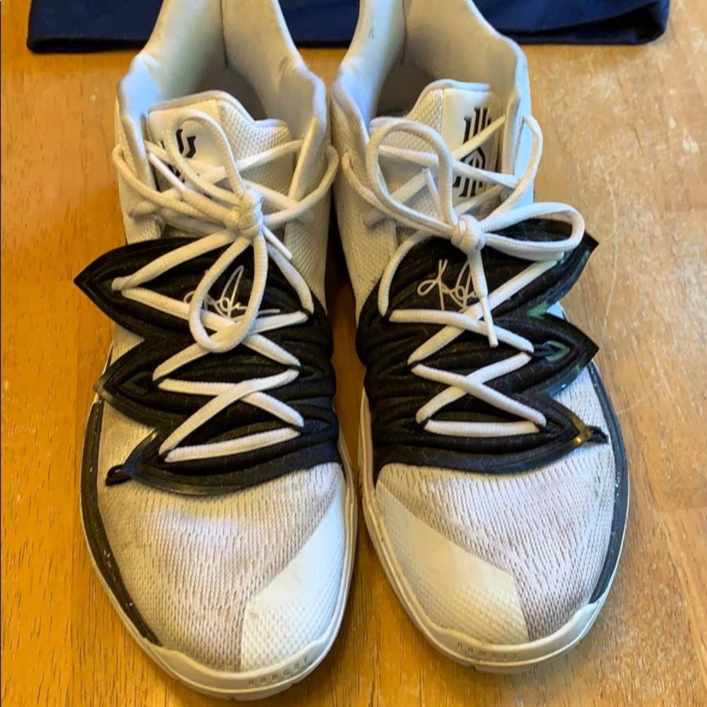 Kyrie 5 men’s 10.5 sneakers